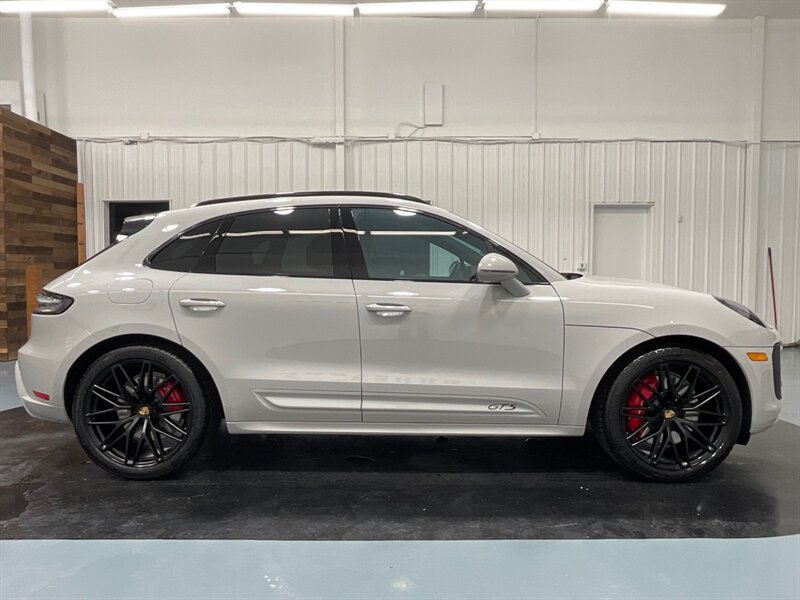 2023 Porsche Macan GTS Sport utility AWD / V6 Twin Turbo/ 1,900 MILES  / Panoramic Sunroof - Photo 4 - Gladstone, OR 97027