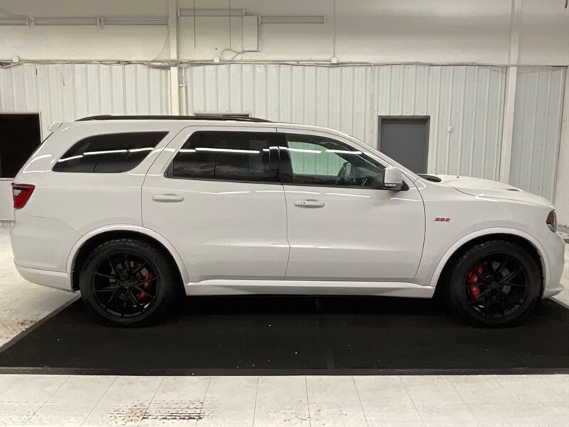 2018 Dodge Durango SRT Sport Utility AWD / 6.4L V8 HEMI MDS / 3RD ROW  / Sunroof / Navigation & Camera / Performance Hood / 47,000 MILES - Photo 4 - Gladstone, OR 97027