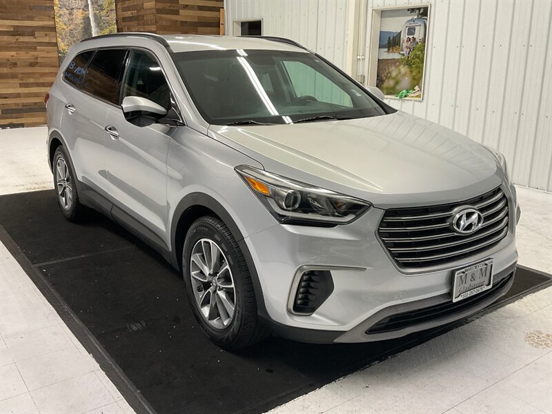 2017 Hyundai Santa Fe SE Sport Utility AWD / 3.3L V6 / 3RD ROW SEAT  / LOCAL SUV / Backup Camera / Excel Cond - Photo 2 - Gladstone, OR 97027