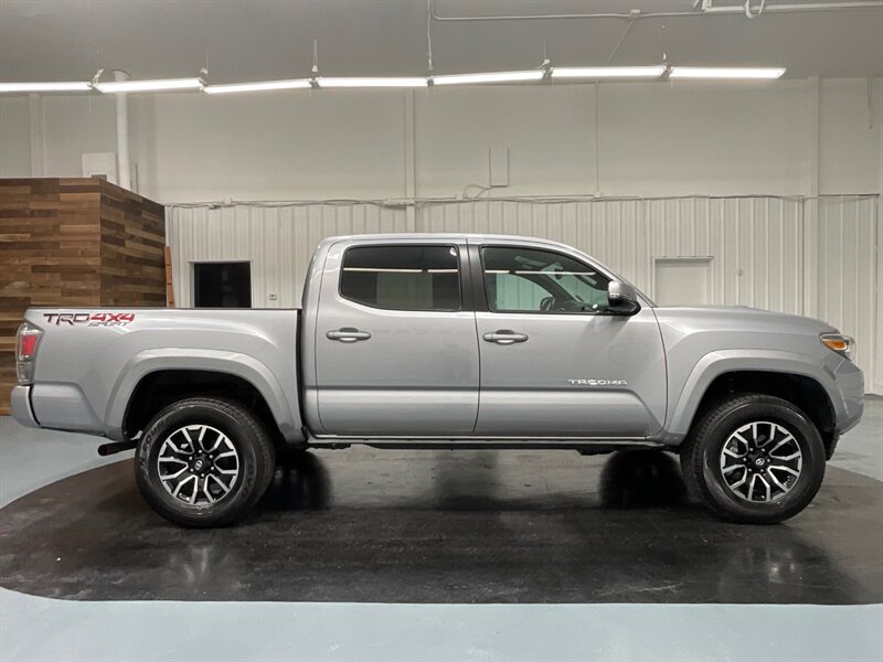 2021 Toyota Tacoma TRD Sport 4X4 / V6 / 1-OWNER / ONLY 4,000 MILES  / LIKE NEW CONDITION - Photo 4 - Gladstone, OR 97027