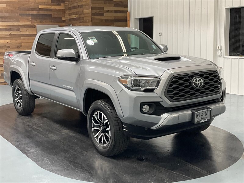 2021 Toyota Tacoma TRD Sport 4X4 / V6 / 1-OWNER / ONLY 4,000 MILES  / LIKE NEW CONDITION - Photo 2 - Gladstone, OR 97027