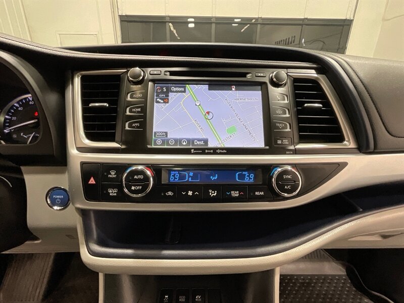 2017 Toyota Highlander XLE Hybrid AWD / 3rd Row Seat / 1-OWNER  / Leather Heated Seats / Sunroof - Photo 16 - Gladstone, OR 97027