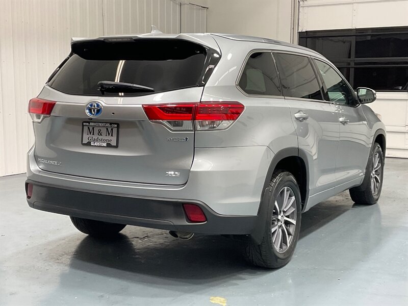 2017 Toyota Highlander XLE Hybrid AWD / 3rd Row Seat / 1-OWNER  / Leather Heated Seats / Sunroof - Photo 8 - Gladstone, OR 97027