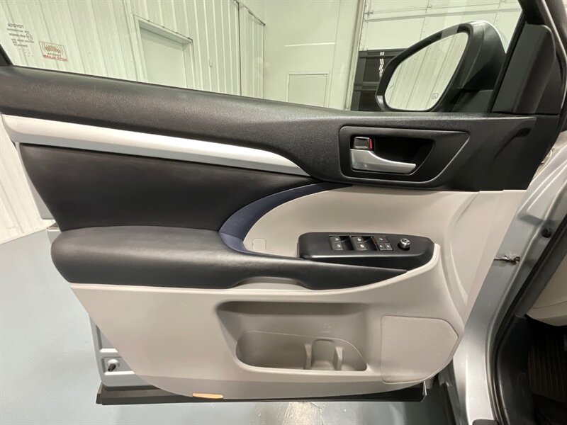 2017 Toyota Highlander XLE Hybrid AWD / 3rd Row Seat / 1-OWNER  / Leather Heated Seats / Sunroof - Photo 32 - Gladstone, OR 97027