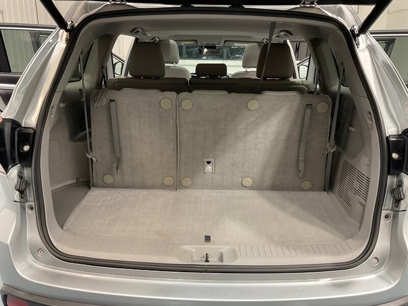 2017 Toyota Highlander XLE Hybrid AWD / 3rd Row Seat / 1-OWNER  / Leather Heated Seats / Sunroof - Photo 47 - Gladstone, OR 97027