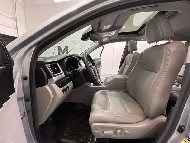 2017 Toyota Highlander XLE Hybrid AWD / 3rd Row Seat / 1-OWNER  / Leather Heated Seats / Sunroof - Photo 9 - Gladstone, OR 97027