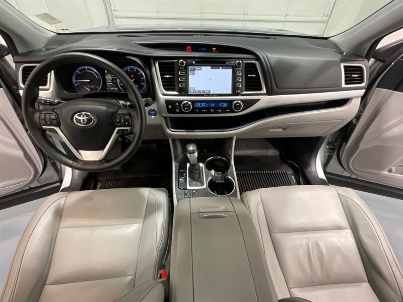 2017 Toyota Highlander XLE Hybrid AWD / 3rd Row Seat / 1-OWNER  / Leather Heated Seats / Sunroof - Photo 43 - Gladstone, OR 97027