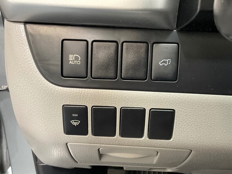 2017 Toyota Highlander XLE Hybrid AWD / 3rd Row Seat / 1-OWNER  / Leather Heated Seats / Sunroof - Photo 18 - Gladstone, OR 97027