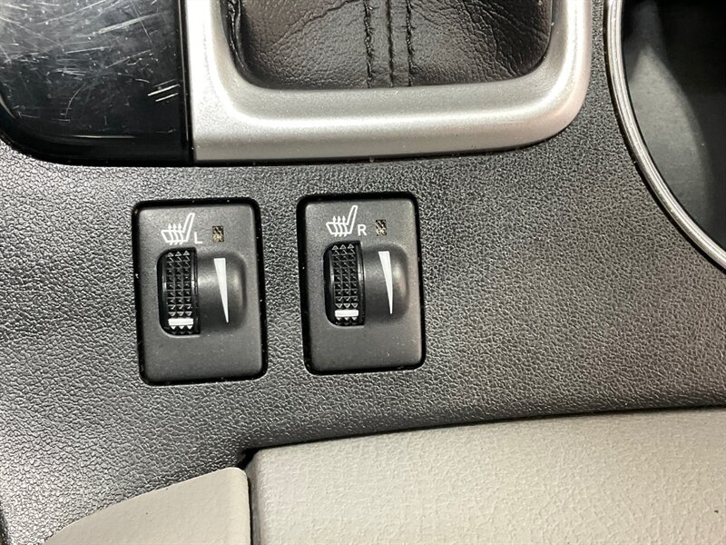 2017 Toyota Highlander XLE Hybrid AWD / 3rd Row Seat / 1-OWNER  / Leather Heated Seats / Sunroof - Photo 19 - Gladstone, OR 97027
