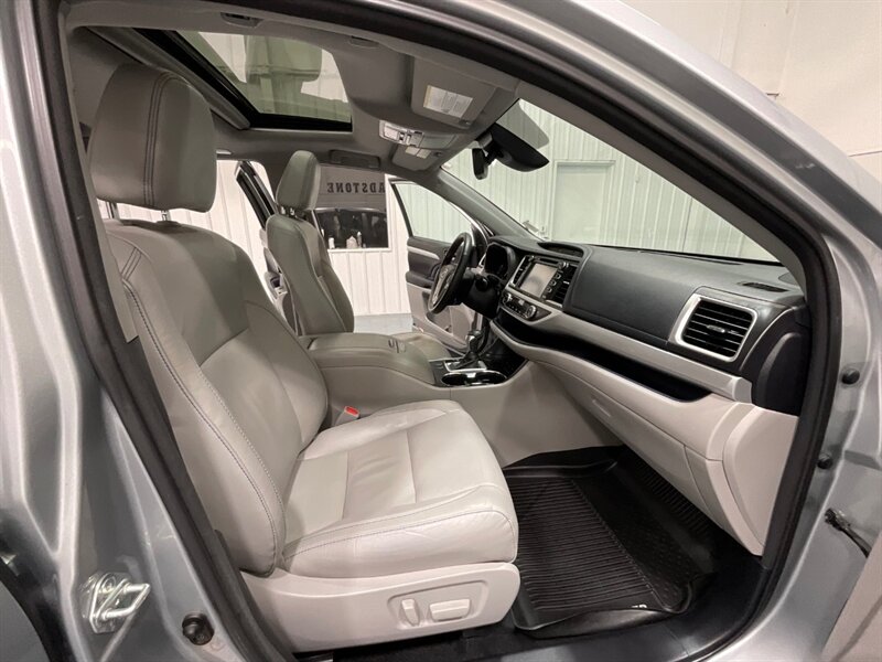 2017 Toyota Highlander XLE Hybrid AWD / 3rd Row Seat / 1-OWNER  / Leather Heated Seats / Sunroof - Photo 14 - Gladstone, OR 97027