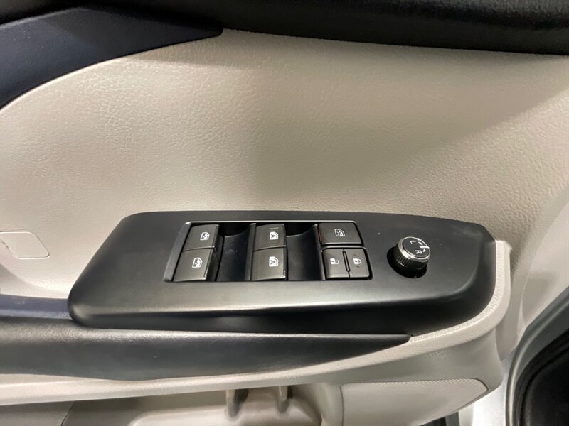 2017 Toyota Highlander XLE Hybrid AWD / 3rd Row Seat / 1-OWNER  / Leather Heated Seats / Sunroof - Photo 34 - Gladstone, OR 97027