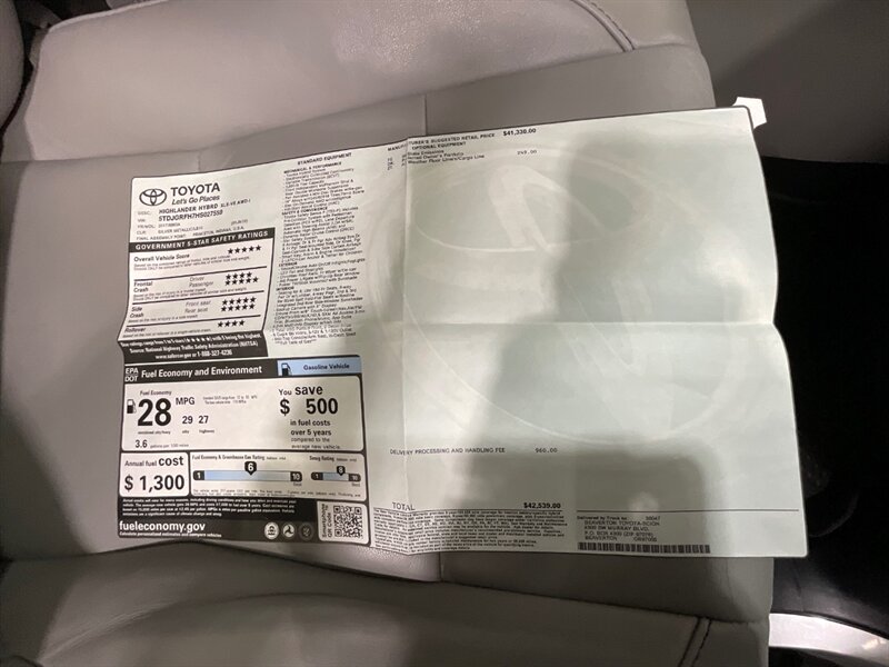 2017 Toyota Highlander XLE Hybrid AWD / 3rd Row Seat / 1-OWNER  / Leather Heated Seats / Sunroof - Photo 52 - Gladstone, OR 97027