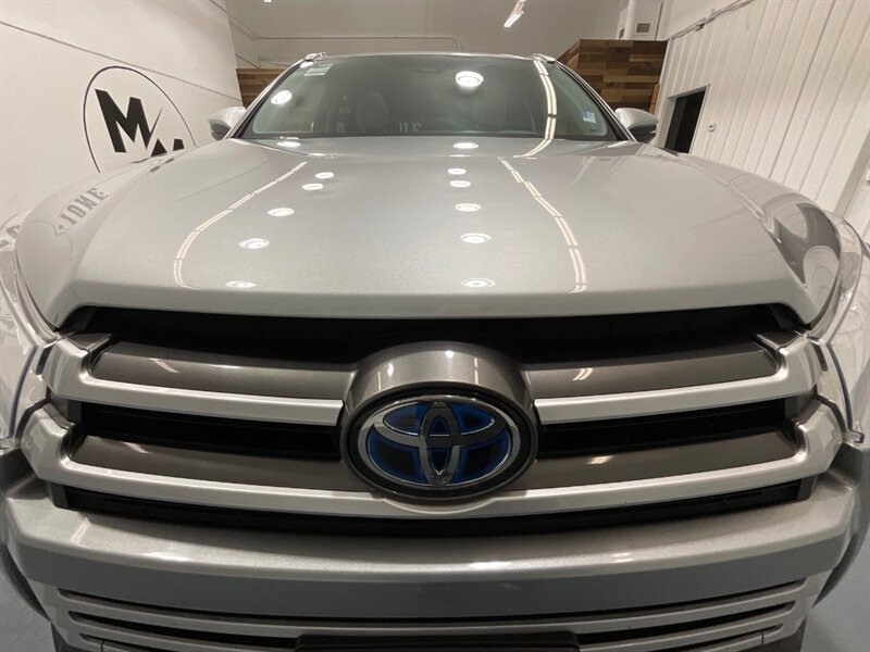 2017 Toyota Highlander XLE Hybrid AWD / 3rd Row Seat / 1-OWNER  / Leather Heated Seats / Sunroof - Photo 30 - Gladstone, OR 97027