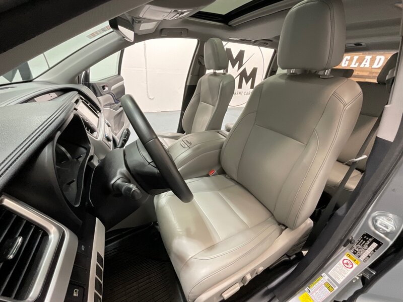 2017 Toyota Highlander XLE Hybrid AWD / 3rd Row Seat / 1-OWNER  / Leather Heated Seats / Sunroof - Photo 44 - Gladstone, OR 97027