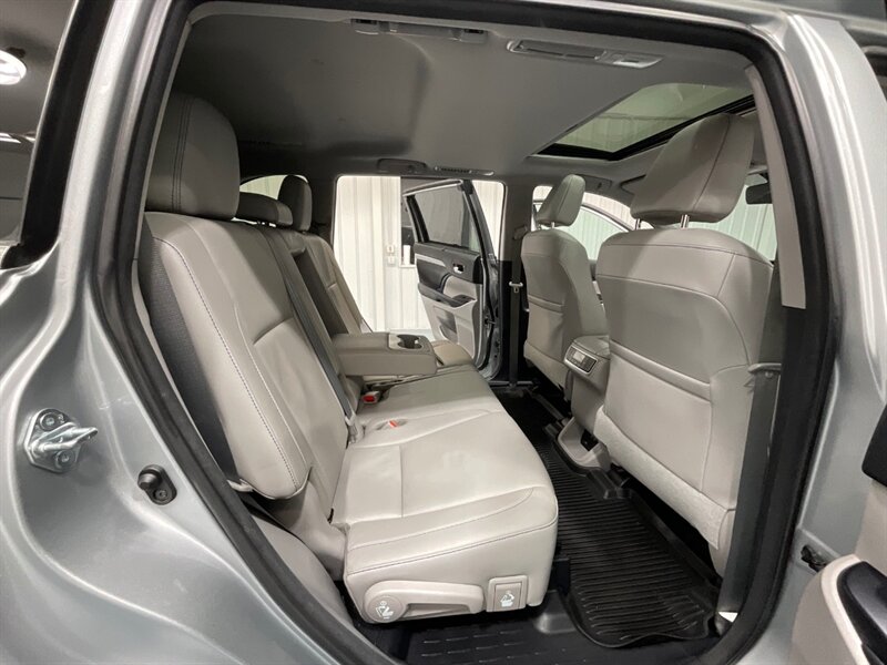 2017 Toyota Highlander XLE Hybrid AWD / 3rd Row Seat / 1-OWNER  / Leather Heated Seats / Sunroof - Photo 13 - Gladstone, OR 97027