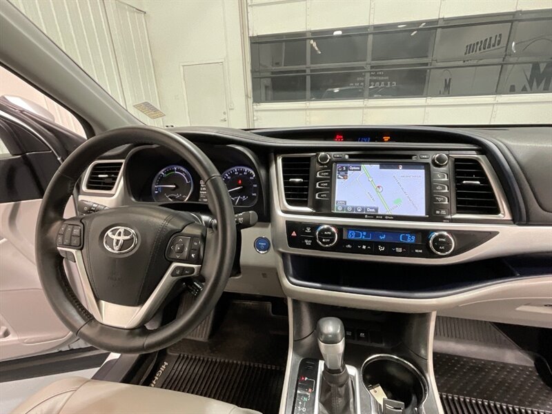 2017 Toyota Highlander XLE Hybrid AWD / 3rd Row Seat / 1-OWNER  / Leather Heated Seats / Sunroof - Photo 17 - Gladstone, OR 97027
