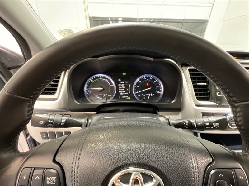 2017 Toyota Highlander XLE Hybrid AWD / 3rd Row Seat / 1-OWNER  / Leather Heated Seats / Sunroof - Photo 42 - Gladstone, OR 97027