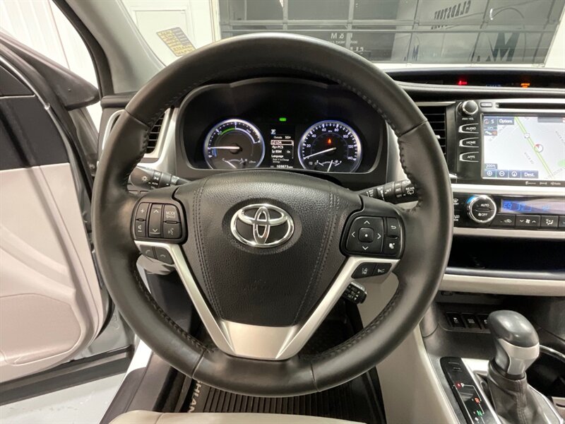 2017 Toyota Highlander XLE Hybrid AWD / 3rd Row Seat / 1-OWNER  / Leather Heated Seats / Sunroof - Photo 51 - Gladstone, OR 97027