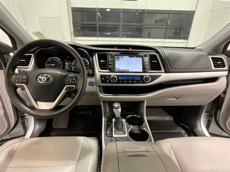 2017 Toyota Highlander XLE Hybrid AWD / 3rd Row Seat / 1-OWNER  / Leather Heated Seats / Sunroof - Photo 15 - Gladstone, OR 97027