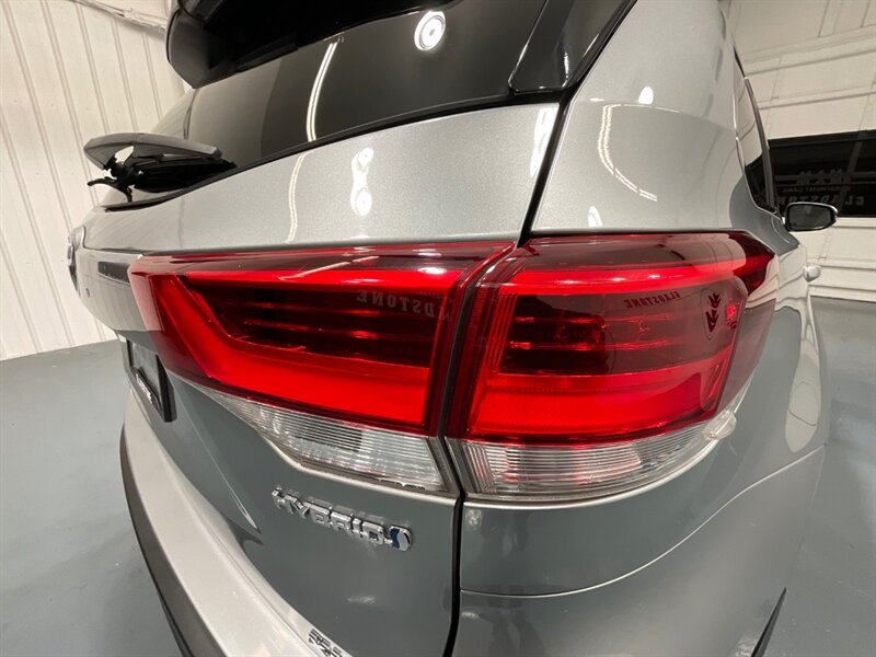 2017 Toyota Highlander XLE Hybrid AWD / 3rd Row Seat / 1-OWNER  / Leather Heated Seats / Sunroof - Photo 28 - Gladstone, OR 97027