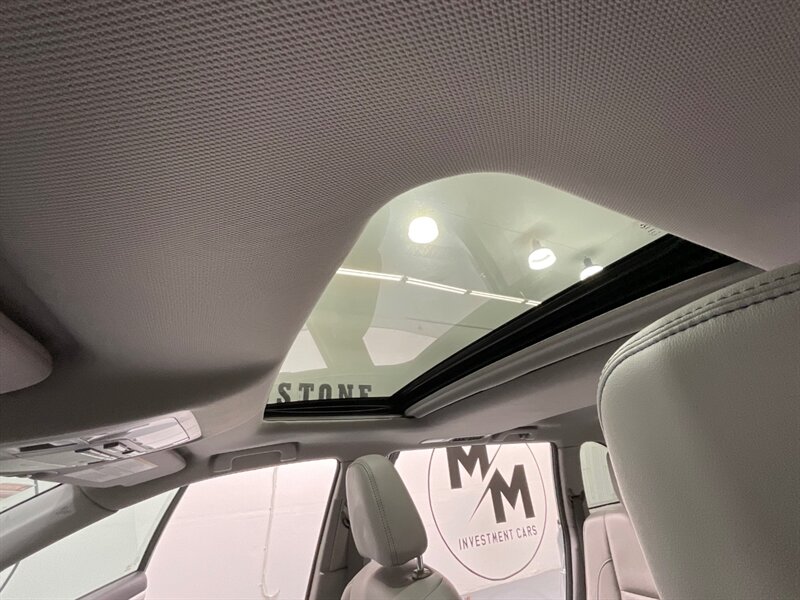 2017 Toyota Highlander XLE Hybrid AWD / 3rd Row Seat / 1-OWNER  / Leather Heated Seats / Sunroof - Photo 22 - Gladstone, OR 97027