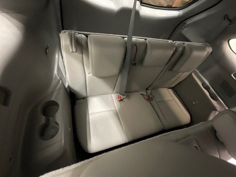 2017 Toyota Highlander XLE Hybrid AWD / 3rd Row Seat / 1-OWNER  / Leather Heated Seats / Sunroof - Photo 11 - Gladstone, OR 97027