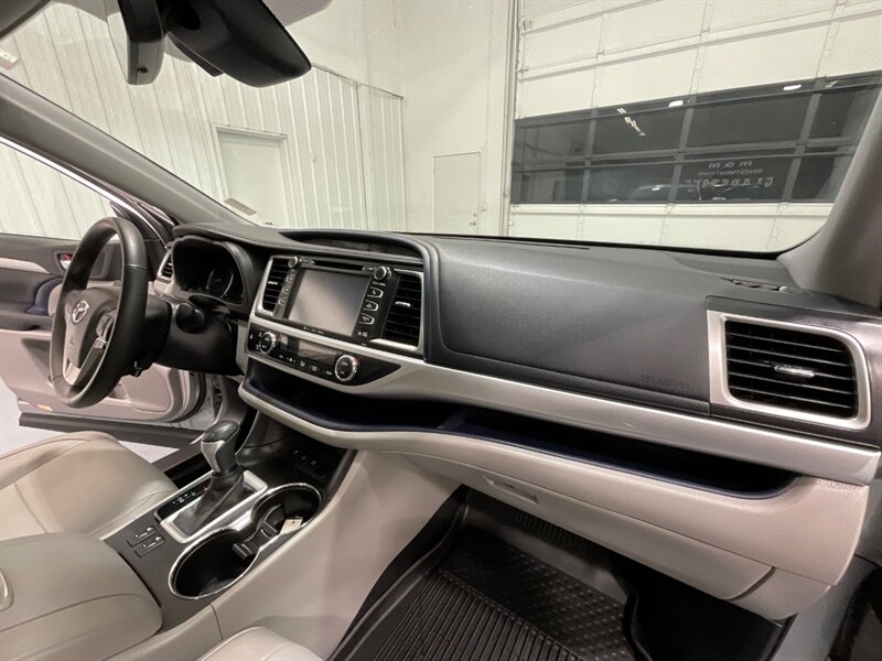 2017 Toyota Highlander XLE Hybrid AWD / 3rd Row Seat / 1-OWNER  / Leather Heated Seats / Sunroof - Photo 36 - Gladstone, OR 97027
