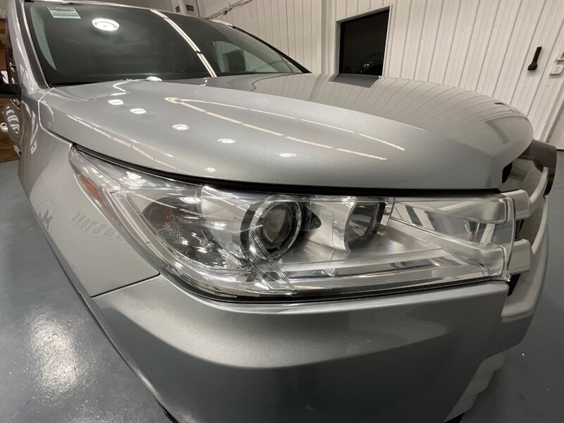 2017 Toyota Highlander XLE Hybrid AWD / 3rd Row Seat / 1-OWNER  / Leather Heated Seats / Sunroof - Photo 27 - Gladstone, OR 97027
