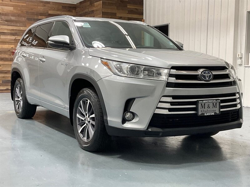 2017 Toyota Highlander XLE Hybrid AWD / 3rd Row Seat / 1-OWNER  / Leather Heated Seats / Sunroof - Photo 2 - Gladstone, OR 97027