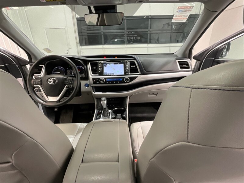 2017 Toyota Highlander XLE Hybrid AWD / 3rd Row Seat / 1-OWNER  / Leather Heated Seats / Sunroof - Photo 38 - Gladstone, OR 97027