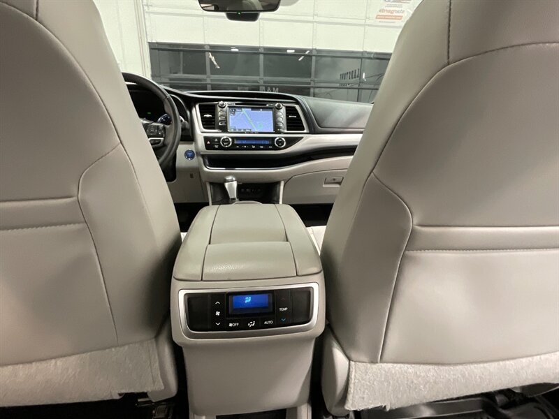 2017 Toyota Highlander XLE Hybrid AWD / 3rd Row Seat / 1-OWNER  / Leather Heated Seats / Sunroof - Photo 50 - Gladstone, OR 97027
