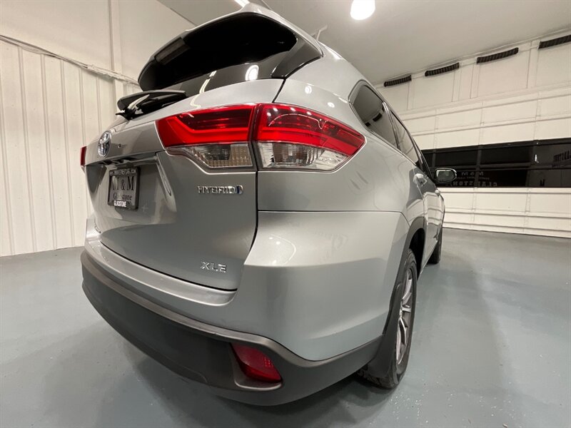 2017 Toyota Highlander XLE Hybrid AWD / 3rd Row Seat / 1-OWNER  / Leather Heated Seats / Sunroof - Photo 65 - Gladstone, OR 97027