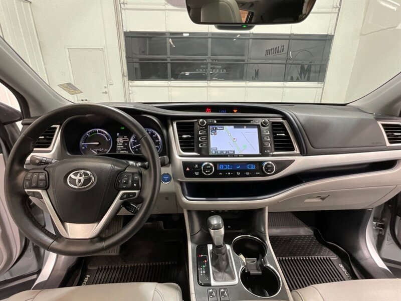 2017 Toyota Highlander XLE Hybrid AWD / 3rd Row Seat / 1-OWNER  / Leather Heated Seats / Sunroof - Photo 37 - Gladstone, OR 97027