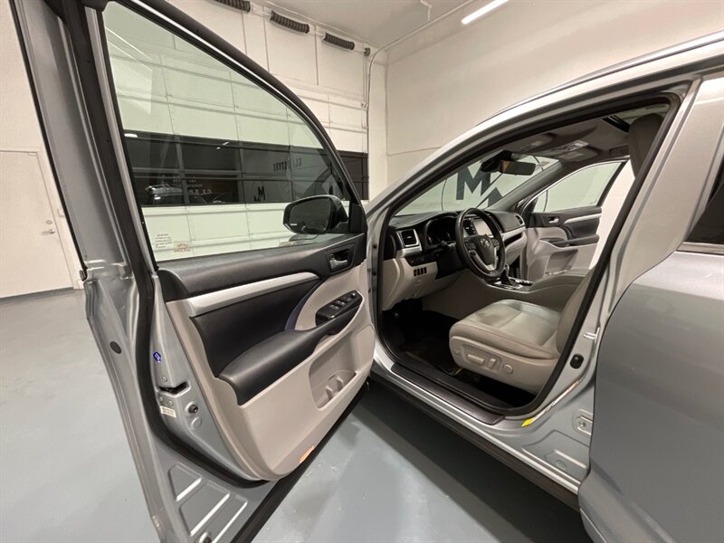 2017 Toyota Highlander XLE Hybrid AWD / 3rd Row Seat / 1-OWNER  / Leather Heated Seats / Sunroof - Photo 31 - Gladstone, OR 97027