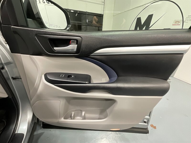 2017 Toyota Highlander XLE Hybrid AWD / 3rd Row Seat / 1-OWNER  / Leather Heated Seats / Sunroof - Photo 33 - Gladstone, OR 97027