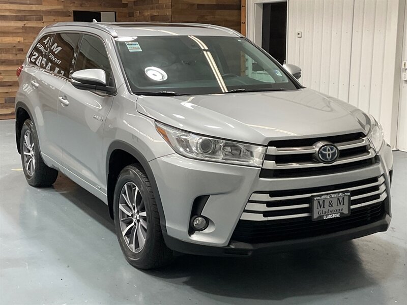 2017 Toyota Highlander XLE Hybrid AWD / 3rd Row Seat / 1-OWNER  / Leather Heated Seats / Sunroof - Photo 68 - Gladstone, OR 97027