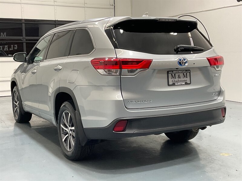 2017 Toyota Highlander XLE Hybrid AWD / 3rd Row Seat / 1-OWNER  / Leather Heated Seats / Sunroof - Photo 7 - Gladstone, OR 97027