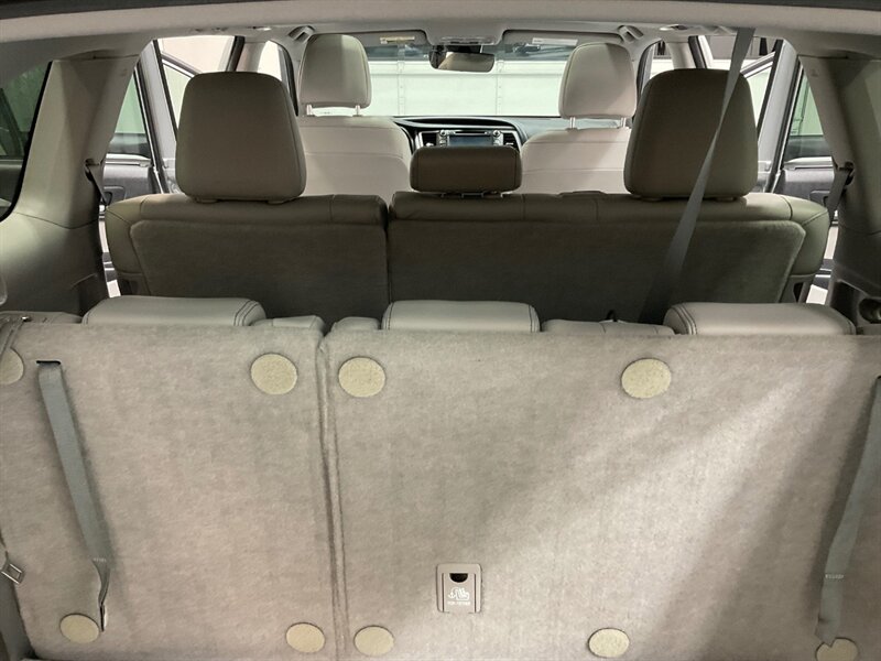 2017 Toyota Highlander XLE Hybrid AWD / 3rd Row Seat / 1-OWNER  / Leather Heated Seats / Sunroof - Photo 12 - Gladstone, OR 97027