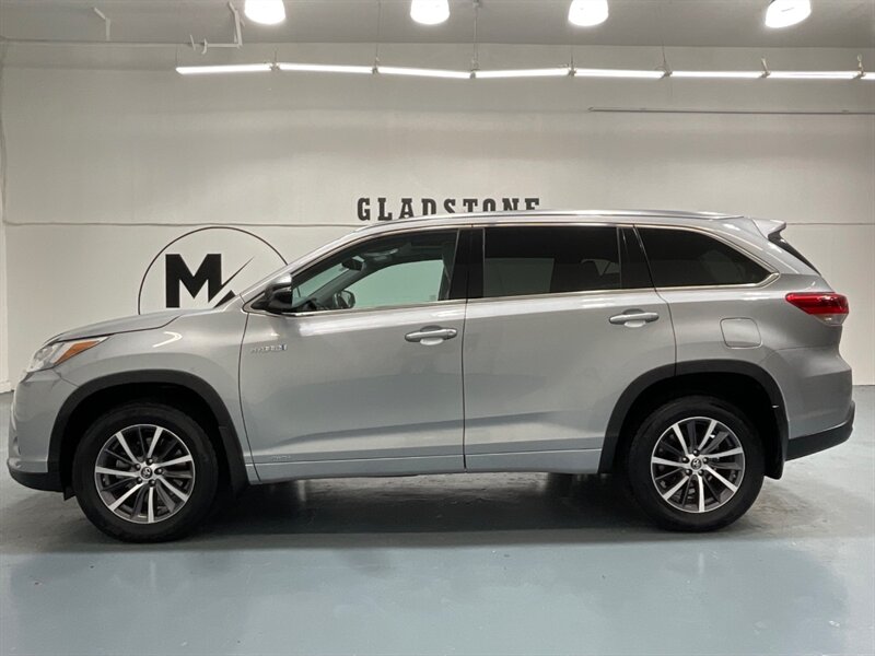 2017 Toyota Highlander XLE Hybrid AWD / 3rd Row Seat / 1-OWNER  / Leather Heated Seats / Sunroof - Photo 3 - Gladstone, OR 97027