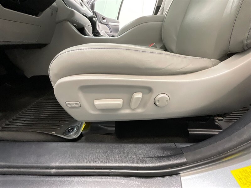 2017 Toyota Highlander XLE Hybrid AWD / 3rd Row Seat / 1-OWNER  / Leather Heated Seats / Sunroof - Photo 45 - Gladstone, OR 97027