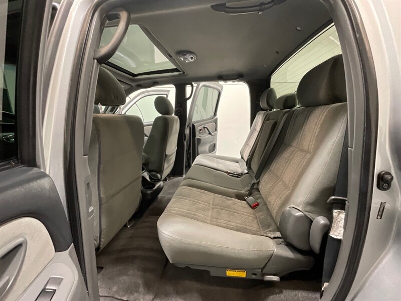 2006 Toyota Tundra SR5 Double Cab 4X4 / 4.7L V8 / 1-OWNER / ZERO RUST  / FRESH TIMING BELT SERVICE DONE / BRAND NEW TIRES / LOCAL OREGON TRUCK - Photo 13 - Gladstone, OR 97027