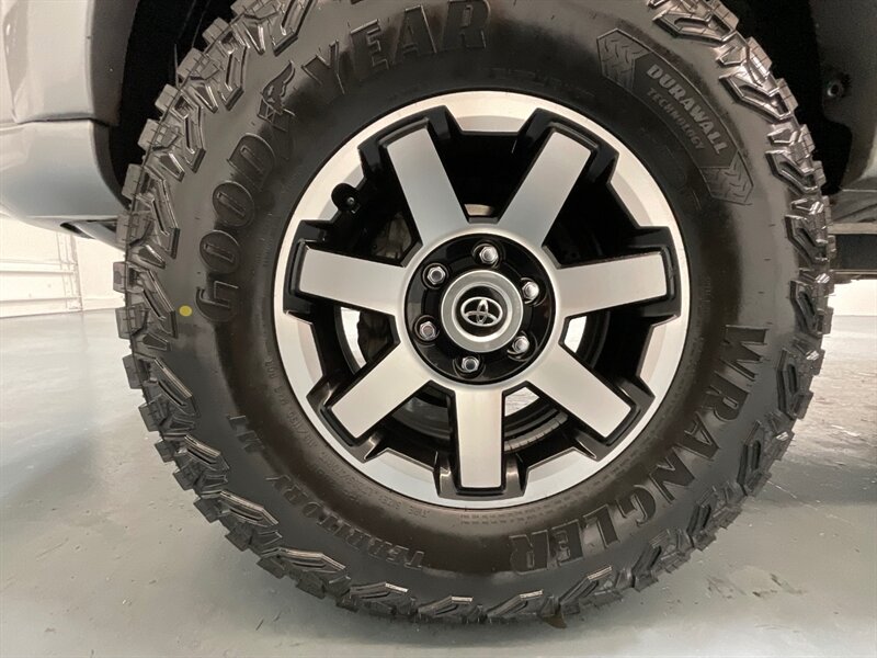 2006 Toyota Tundra SR5 Double Cab 4X4 / 4.7L V8 / 1-OWNER / ZERO RUST  / FRESH TIMING BELT SERVICE DONE / BRAND NEW TIRES / LOCAL OREGON TRUCK - Photo 41 - Gladstone, OR 97027