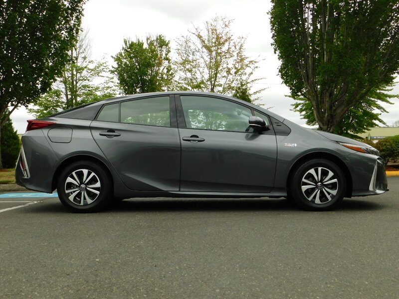 2017 Toyota Prius Prius Prime Advanced / PLUG-IN HYBRID/ 59,000 MILE   - Photo 4 - Portland, OR 97217