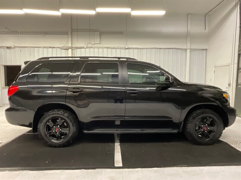 2016 Toyota Sequoia SR5  / Sunroof / Excel Cond - Photo 4 - Gladstone, OR 97027