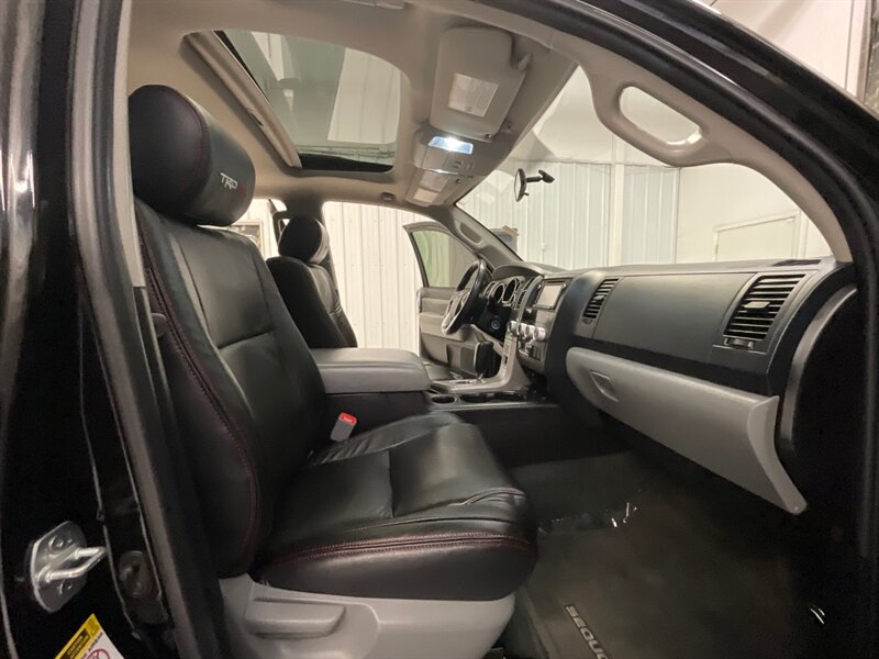 2016 Toyota Sequoia SR5  / Sunroof / Excel Cond - Photo 14 - Gladstone, OR 97027