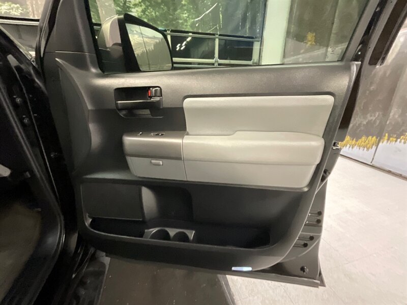 2016 Toyota Sequoia SR5  / Sunroof / Excel Cond - Photo 38 - Gladstone, OR 97027