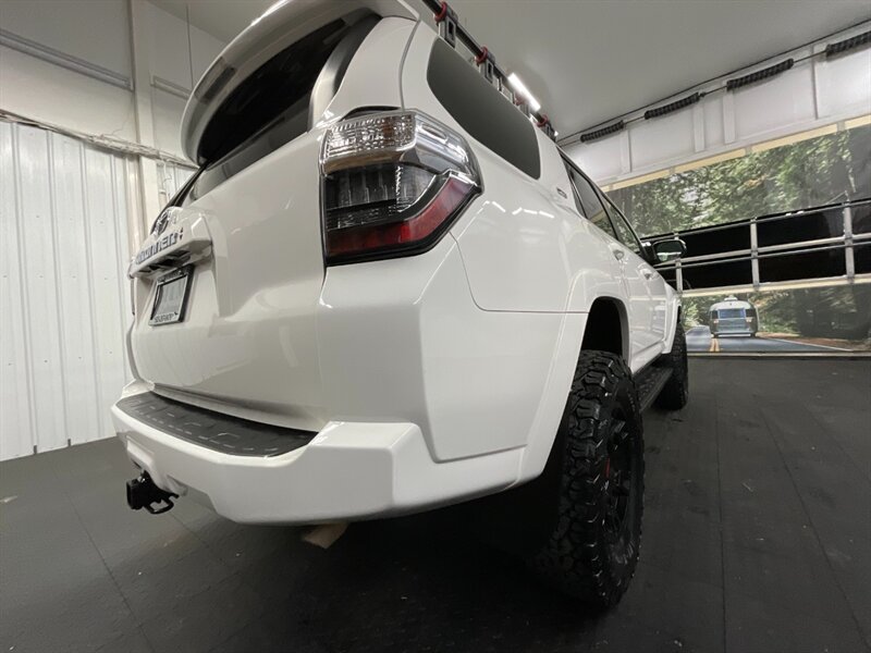 2020 Toyota 4Runner SR5 Premium 4X4 / Leather / NEW LIFT WHEELS TIRES  Leather & Heated Seats / Navigation & Backup Camera / LIFTED w/ 33 " BF GOODRICH TIRES & 17 " TRD OEM WHEELS - Photo 10 - Gladstone, OR 97027