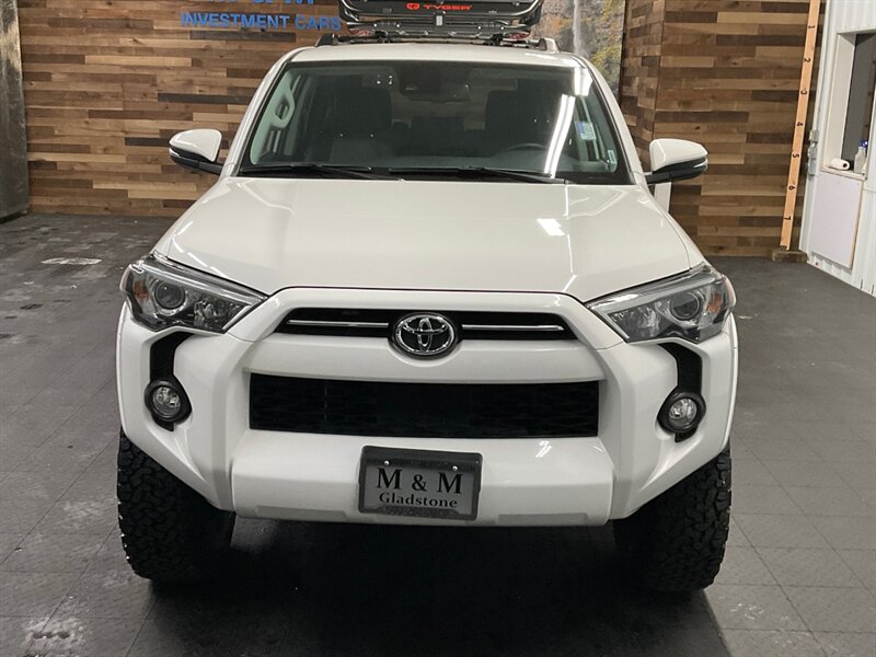 2020 Toyota 4Runner SR5 Premium 4X4 / Leather / NEW LIFT WHEELS TIRES  Leather & Heated Seats / Navigation & Backup Camera / LIFTED w/ 33 " BF GOODRICH TIRES & 17 " TRD OEM WHEELS - Photo 5 - Gladstone, OR 97027