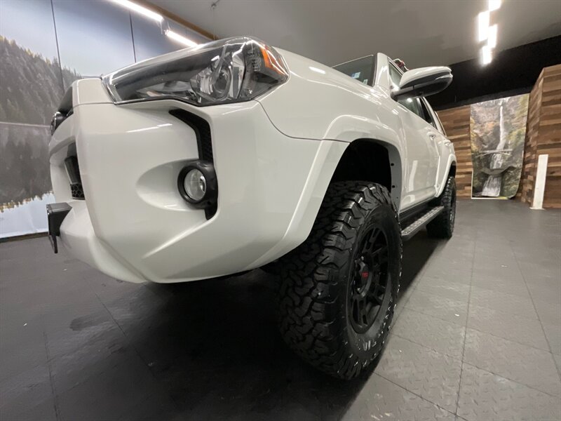 2020 Toyota 4Runner SR5 Premium 4X4 / Leather / NEW LIFT WHEELS TIRES  Leather & Heated Seats / Navigation & Backup Camera / LIFTED w/ 33 " BF GOODRICH TIRES & 17 " TRD OEM WHEELS - Photo 9 - Gladstone, OR 97027