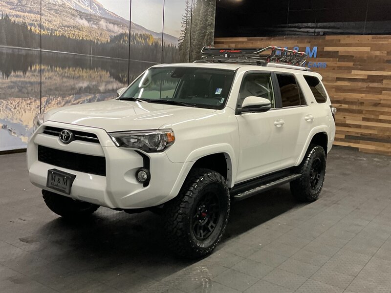 2020 Toyota 4Runner SR5 Premium 4X4 / Leather / NEW LIFT WHEELS TIRES  Leather & Heated Seats / Navigation & Backup Camera / LIFTED w/ 33 " BF GOODRICH TIRES & 17 " TRD OEM WHEELS - Photo 25 - Gladstone, OR 97027